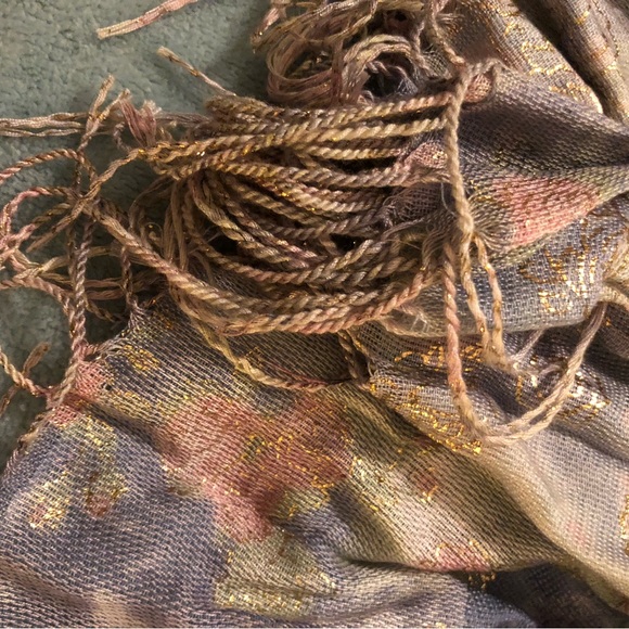 Shiny sheer tasseled classic scarf - Picture 6 of 11